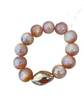 Load image into Gallery viewer, Chunky Pearl/Gold Stretchy Bracelet