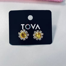 Load image into Gallery viewer, Tova Daisy Stud Earrings