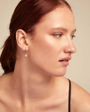 Load image into Gallery viewer, UNOde50 Aretes medianos bañados en oro de 18K con circonita azul Earrings-Gold
